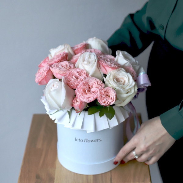 Garden Roses with Spray Roses in a hat box - Размер S