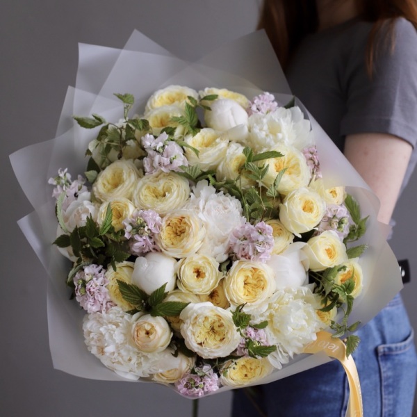 Peony with Spray Roses and Stock - Размер M
