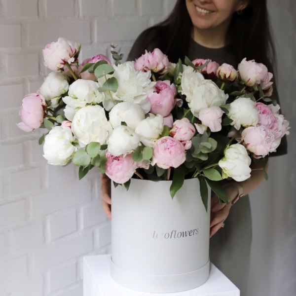 White and pink Peonies in a hat box - Размер XL