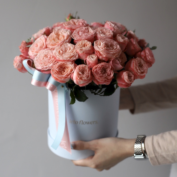 Spray roses in a hat box - Размер S