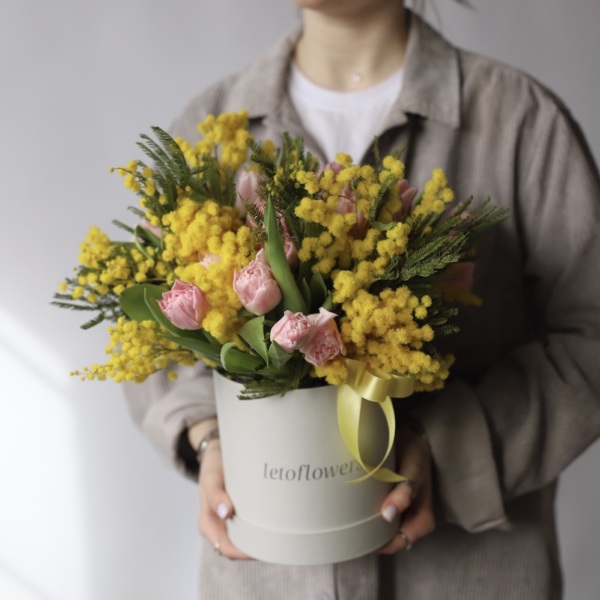 Mimosa with Tulips in a hat box - Размер S