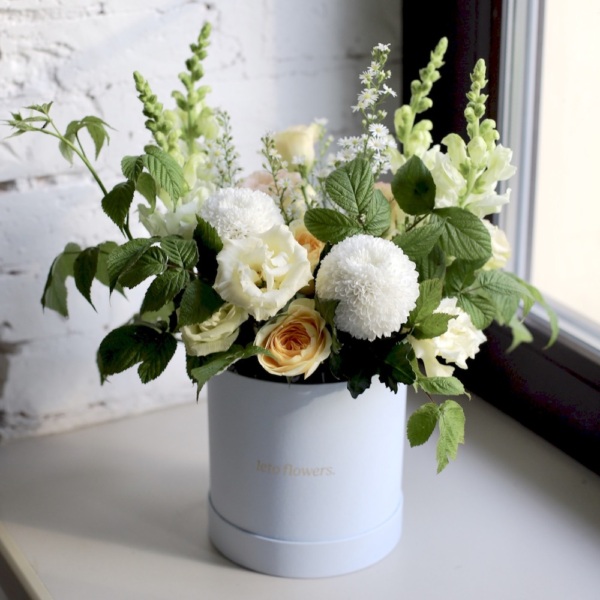 "The Mystery of the Third Planet" bouquet in a hat box