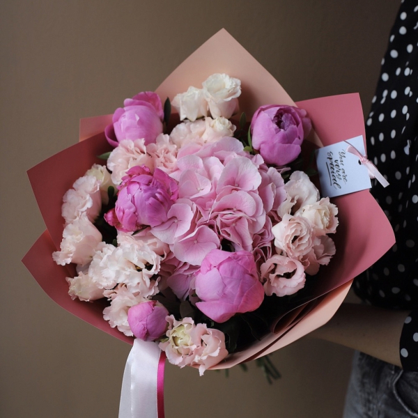 Peony with Hydrangea and Lisianthus - Размер S 