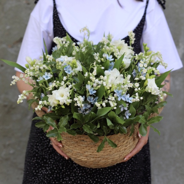 Lily of the Valley and spring flowers in a basket - Размер S