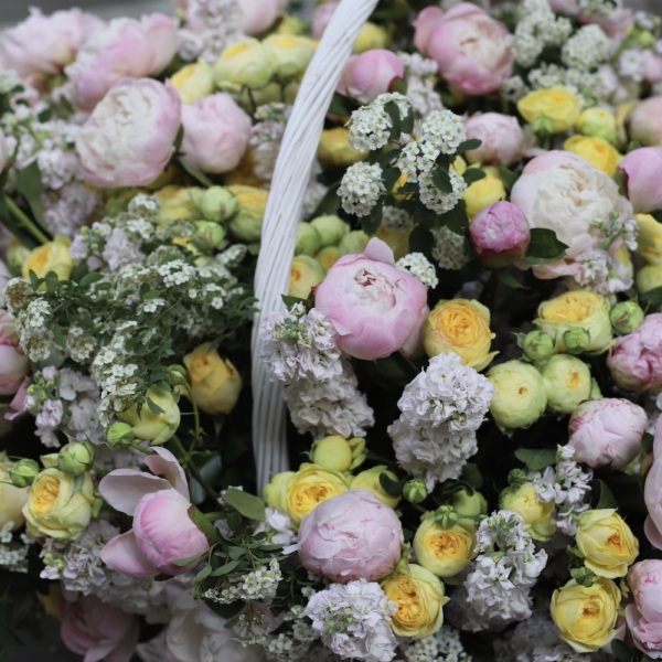 Peonies, Spray Roses and Stock in a basket - Размер 4XL