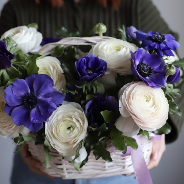 Ranunculus with Anemone in a basket Ranunculus with Anemone in a basket -  Размер S
