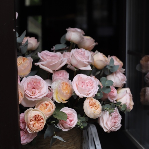 Garden roses of different sorts in a basket - Размер XL