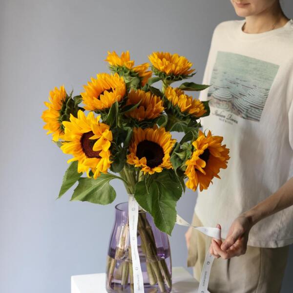 Sunflowers in a vase - 9 подсолнухов