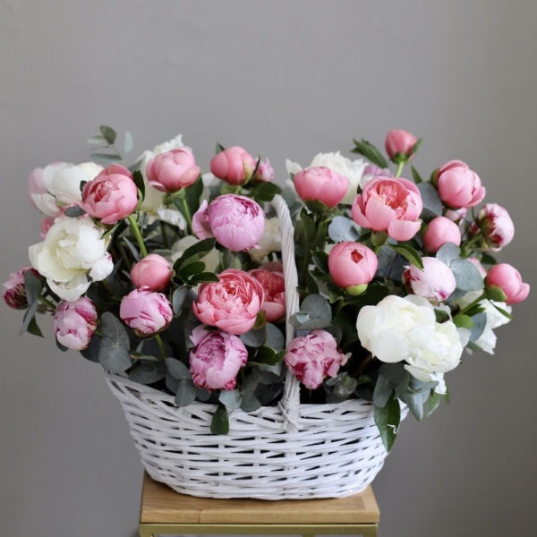 Basket of different Peonies  - Размер L