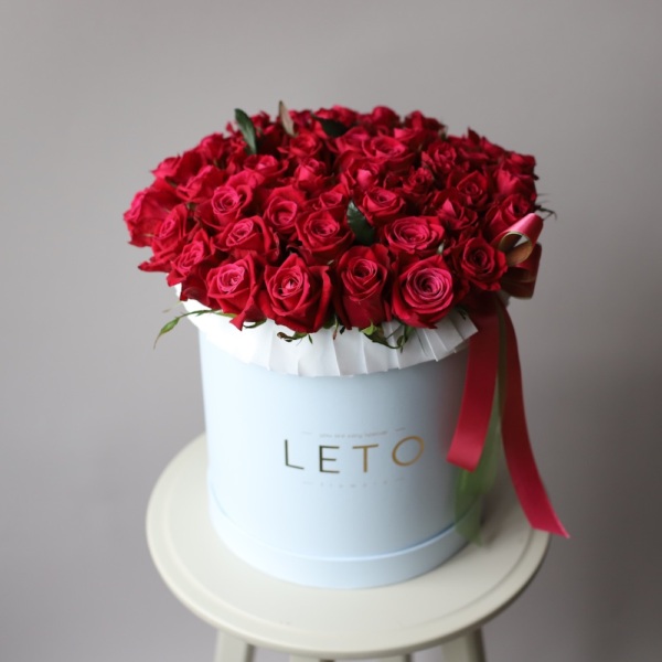 Raspberry roses in a hat box - Размер L