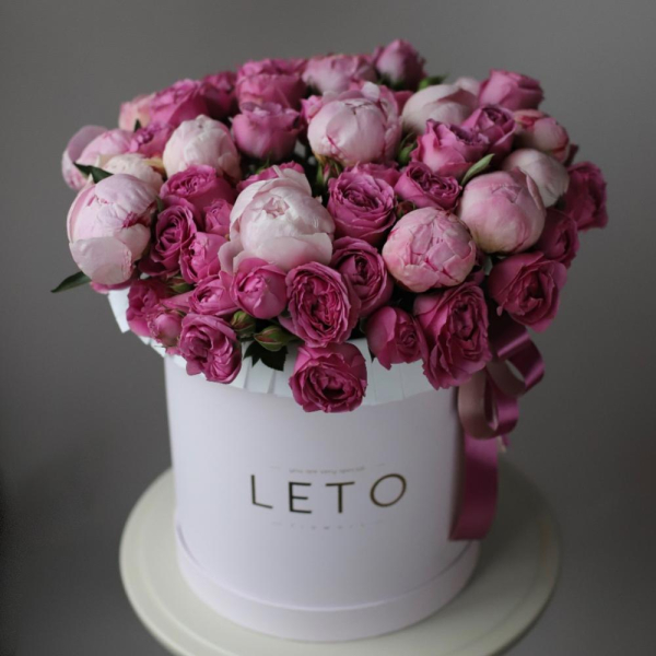 Peony with spray roses in a hat box - Размер L