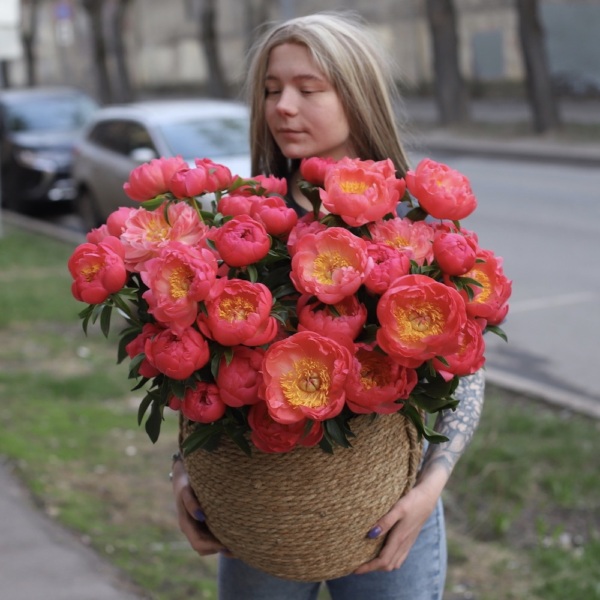 Корзина с яркими пионами - Размер L