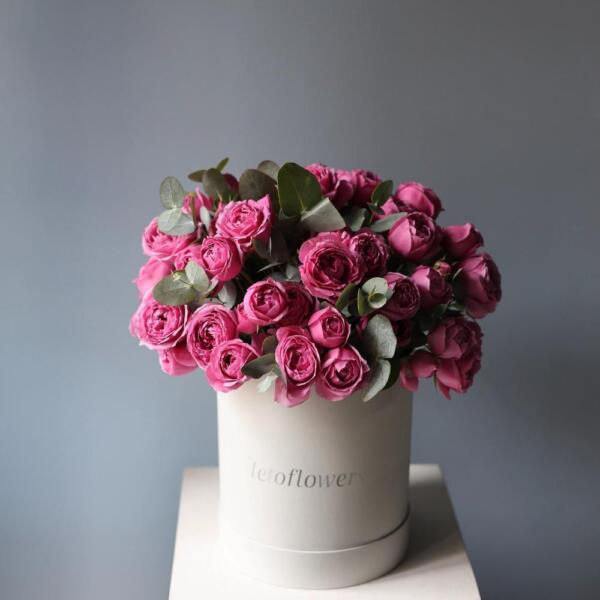Spray roses in a hat box - Размер M