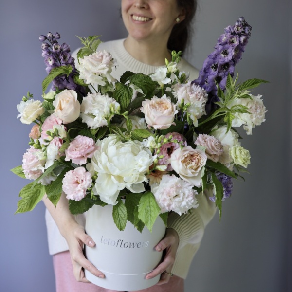 Surprise on a florisit taste in a hat box, light - Размер M