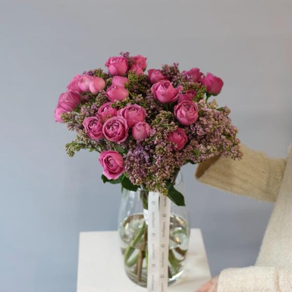 Spray Roses with Syringa in a vase - Размер M