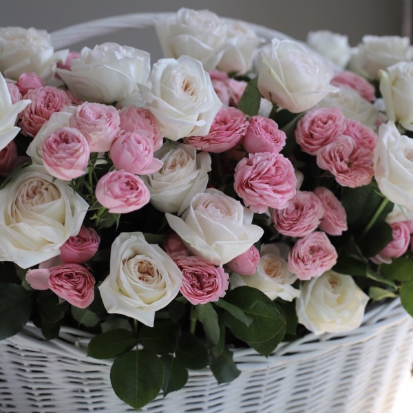 Garden Roses with Spray Roses in a basket -  Размер 4XL 