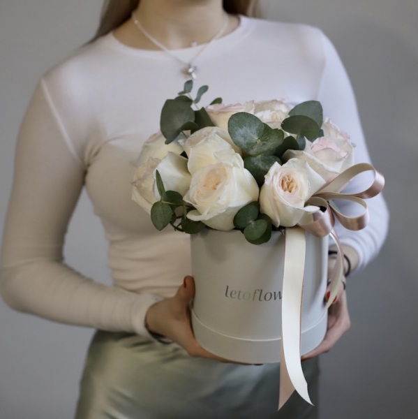 Light garden roses in a hat box -  Размер S