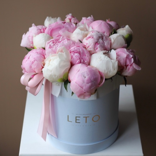 White and pink Peonies in a hat box - Размер M