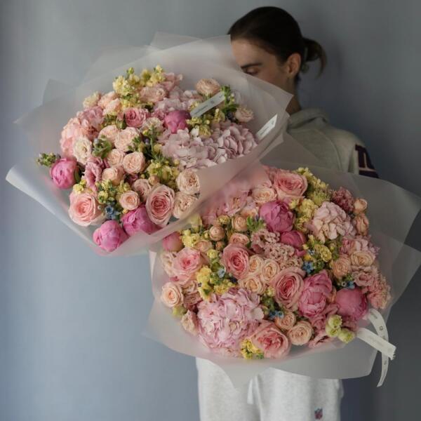 Signature round bouquet "Watercolor Lukoshko"