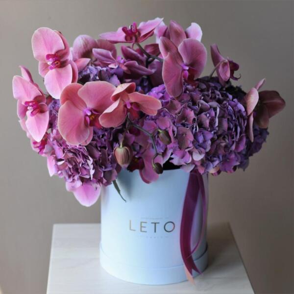 Orchids with Hydrangea in a hat box - Размер M