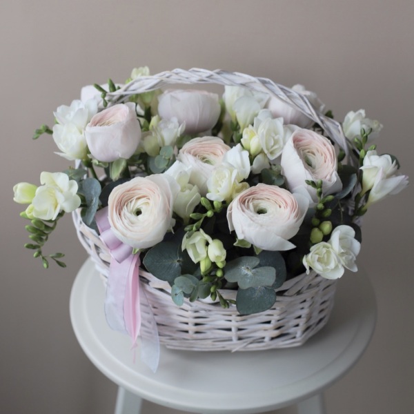 Ranunculus and Freesia in a basket - Размер S