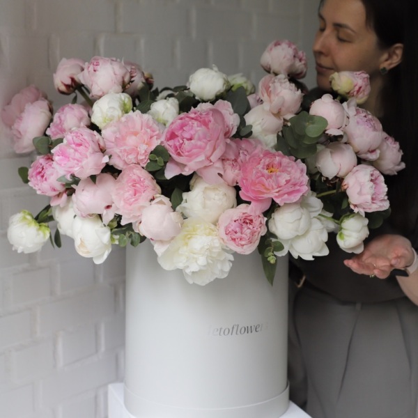 White and pink Peonies in a hat box - Размер M 