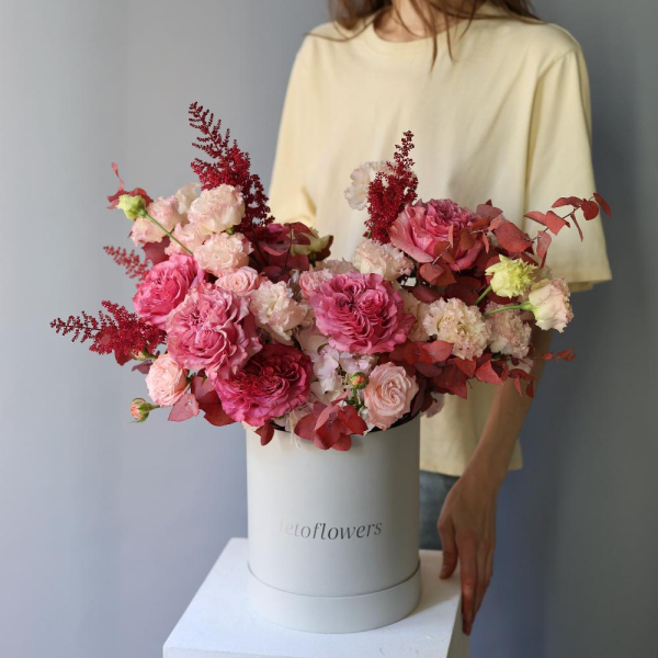 Surprise on a florisit taste in a hat box, bright - Размер M
