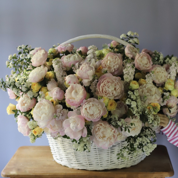 Peonies, Spray Roses and Stock in a basket - Размер 4XL