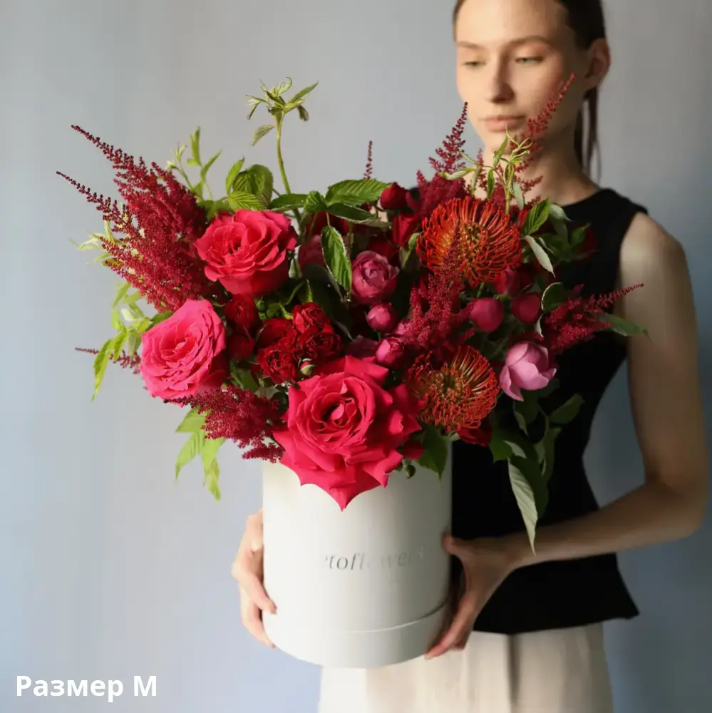 Surprise on a florisit taste in a hat box, bright -  Размер M
