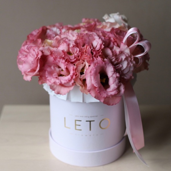 Lisianthus in a hat box - Размер S 