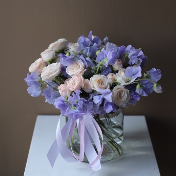 Spray Roses with Sweet Pea in a vase - Размер М 