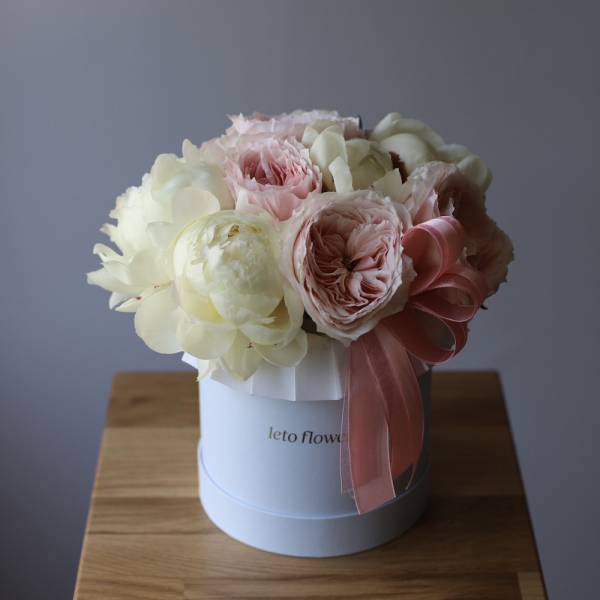 Peony with garden roses in a hat box - Размер S