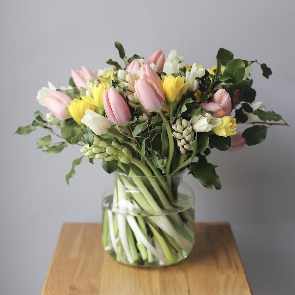 Daffodils with tulips and hyacinthus in a vase - Размер M