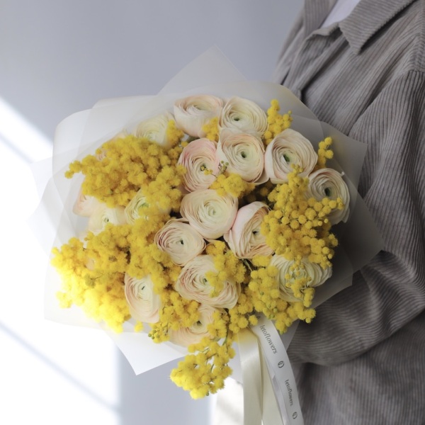 Mimosa with Ranunculus - Размер M
