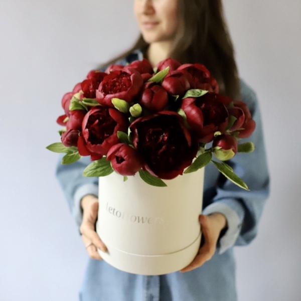 Burgundy Peonies in a hat box - Размер M