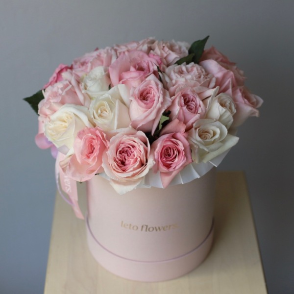 Light garden roses in a hat box - Размер M 