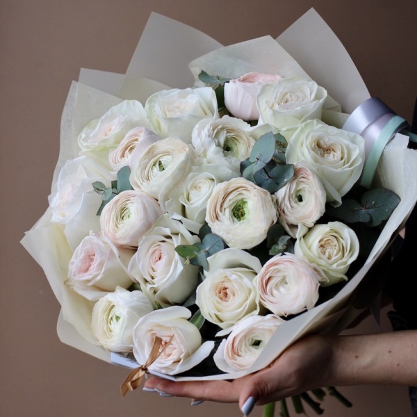 Ranunculus with Garden Roses, light - Размер S