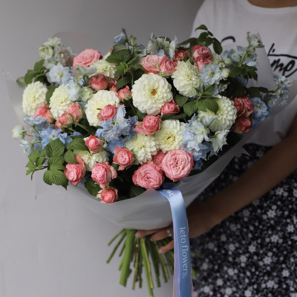Dahlias with Spray Roses and Delphinium - Размер M