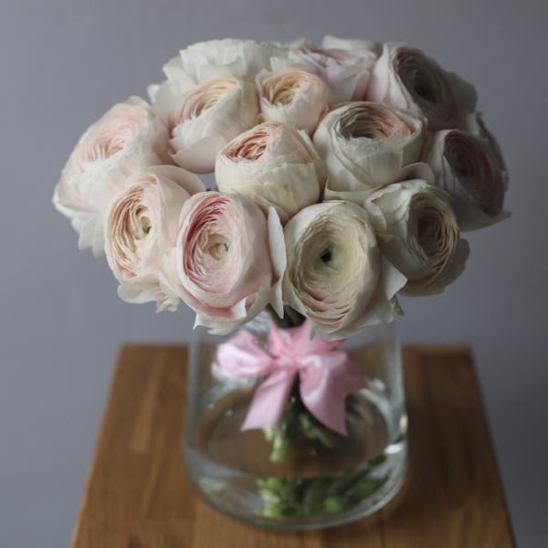 Ranunculus in a vase - 19 ранункулюсов