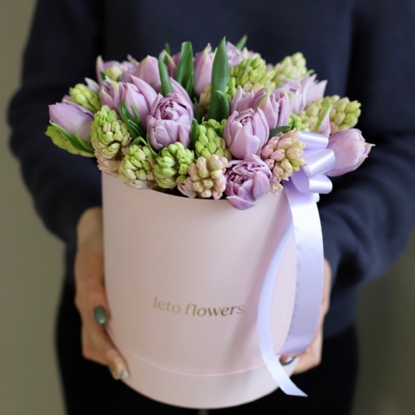 Tulips and Hyacinths in a hat box - Размер M