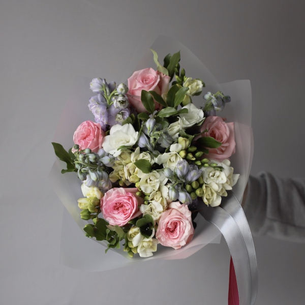 Garden Roses with Delphinium and Freesia - Размер S