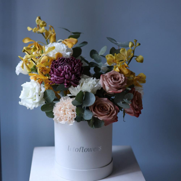 Surprise on a florisit taste in a hat box, bright - Размер S