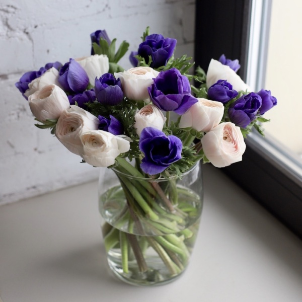 Anemone with Ranunculus in a vase - Размер S