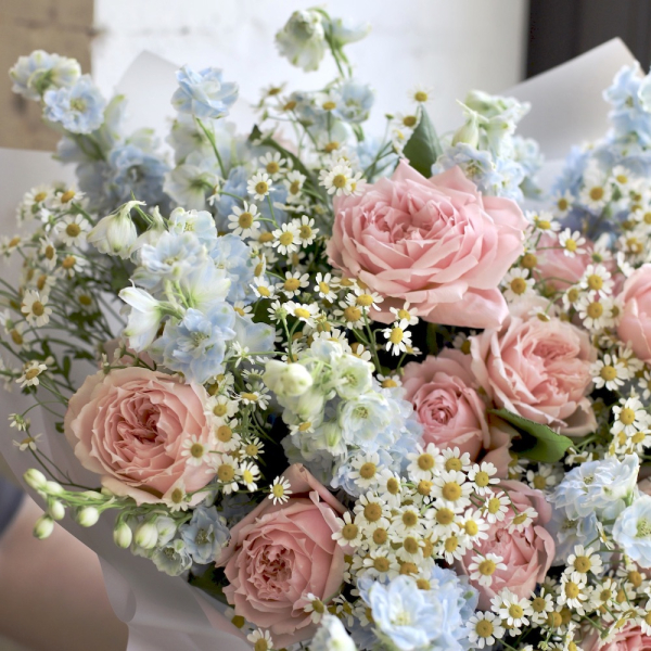 Garden roses with Chamomile and Delphinium