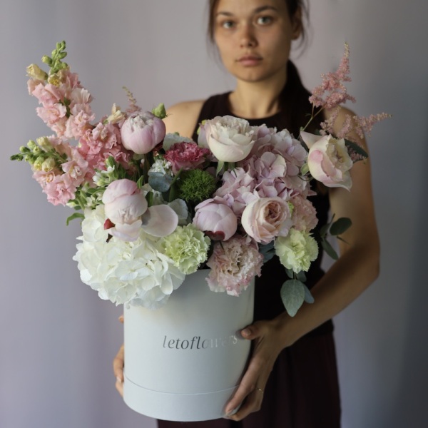 Surprise on a florisit taste in a hat box, light - Размер M