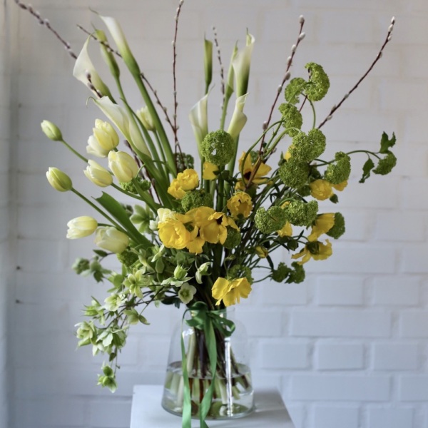 Easter Bouquet 'Telling the Sun Has Risen!' -  Размер M в вазе 