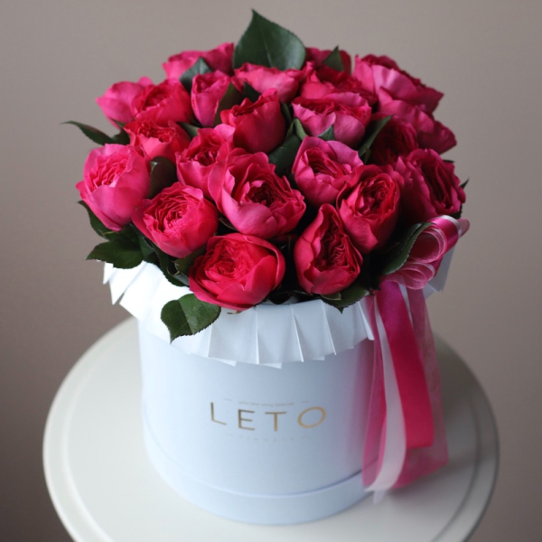 Bright garden roses in a hat box - Размер M