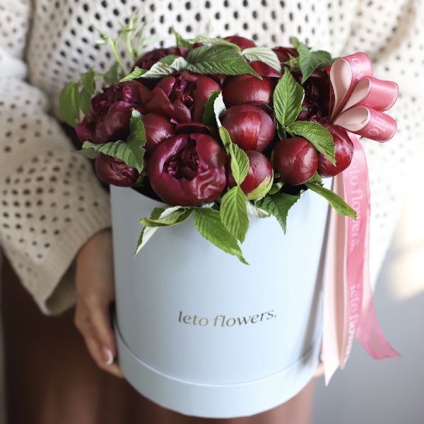 Burgundy peonies in a hat box - Размер L 