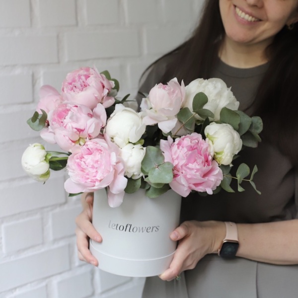 'High Summer' Peony hatbox bouquet  -  Размер между S и M 