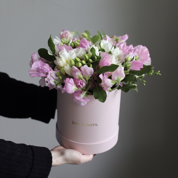 Sweet pea with Freesia in a hat box - Размер S